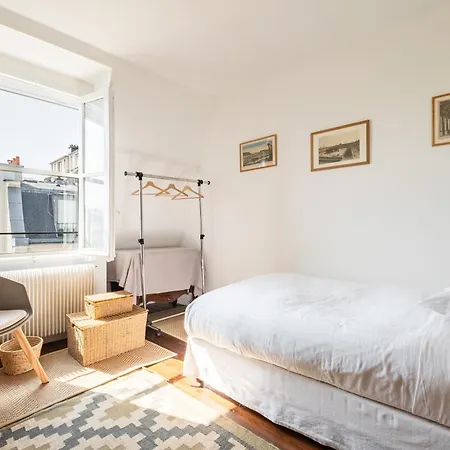 Apartment Veeve - Literary Radiance *